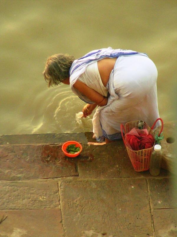 2008-09-12: Varanasi - filling a bottle with holy Ganges water