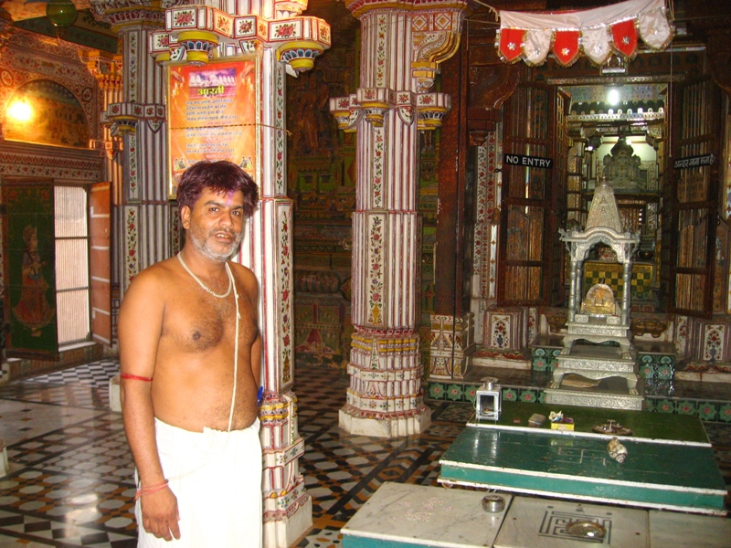 2008-10-11: Jain priest